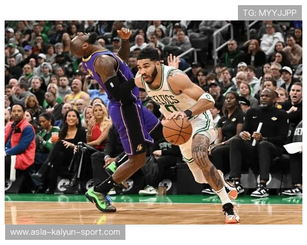 尼克斯塔图姆关键球拯救球队士气：纽约新希望的篮球奇迹